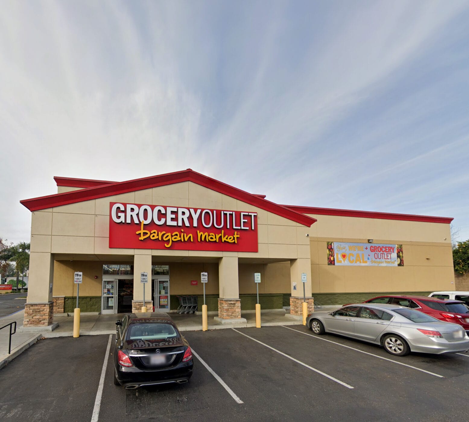 Facade of Grocery Outlet at 2001 Whittier Blvd with parking in front.