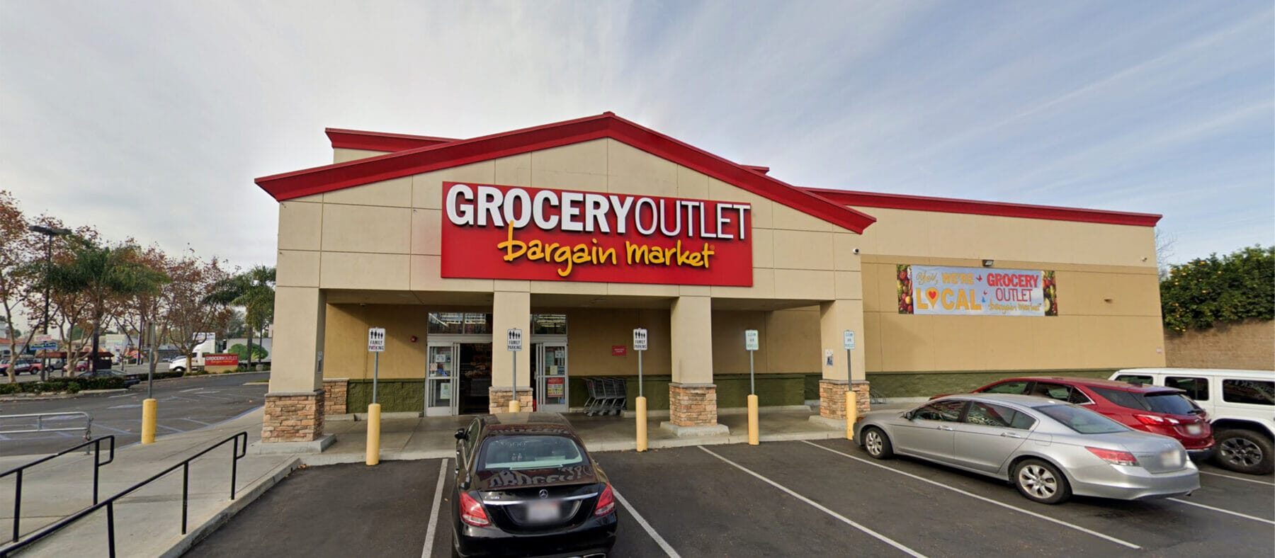 Facade of Grocery Outlet at 2001 Whittier Blvd with parking in front.