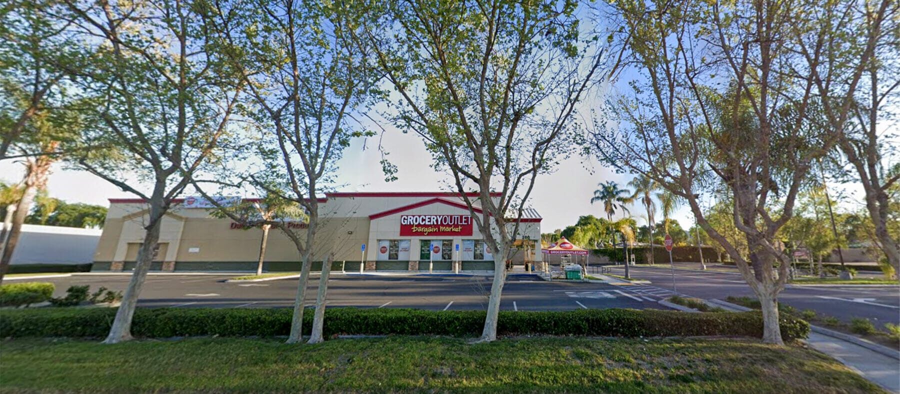 Side facade of Grocery Outlet at 2001 Whittier Blvd looking across the parking lot as viewed from Whittier Blvd